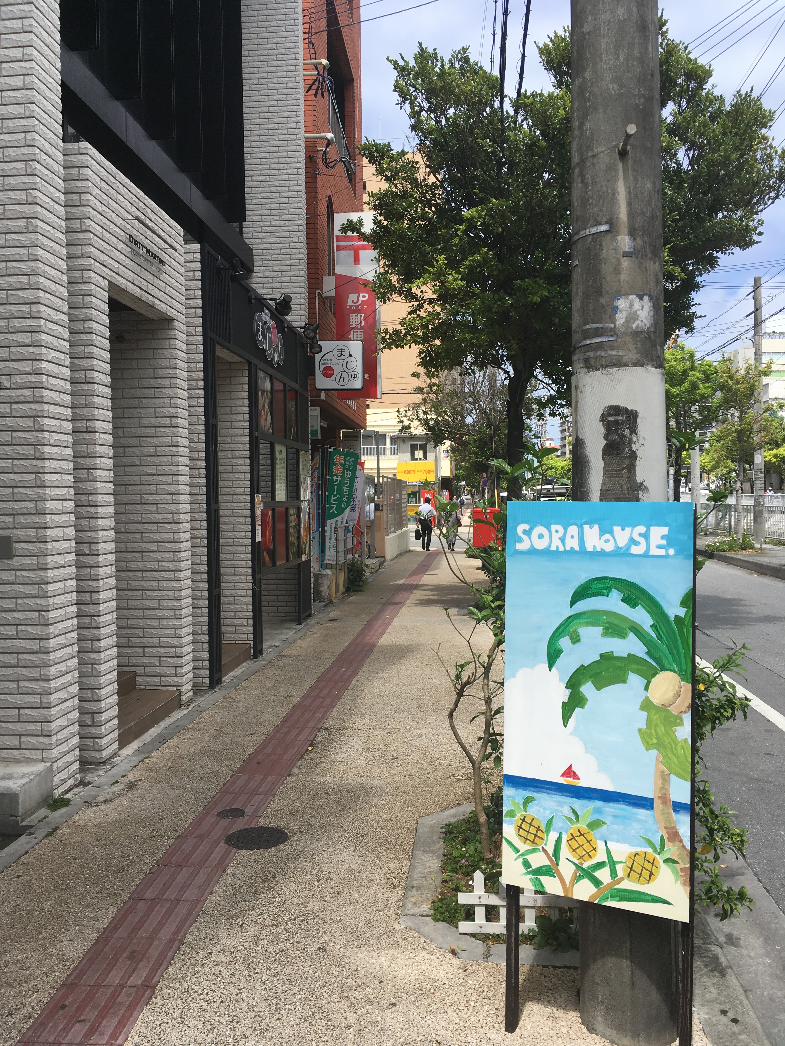 開放感のあるラウンジで国際交流が楽しめる沖縄・那覇のゲストハウス、空ハウス宿泊記